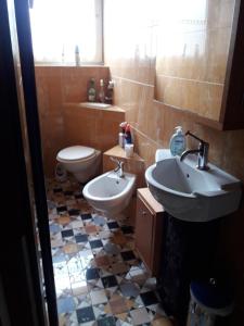 a bathroom with two sinks and a toilet at Ferienwohnung Markert in Bad Staffelstein +10 photos
