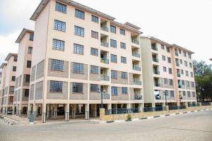 un grand immeuble avec de nombreuses fenêtres dans l'établissement M & L Homes, à Machakos