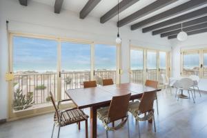 comedor con mesa y vistas al océano en Villa Rosa 2, en Oliva