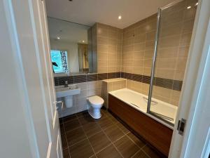un bagno con vasca, WC e lavandino di 3 Central Bedroom flat a Cambridge