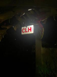 um sinal iluminado num poste à noite em CLH Suites Ilha Grande em Abraão