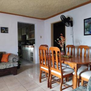 Kuchyň nebo kuchyňský kout v ubytování Gables Vacation Rentals with Private Gated Parking Onsite
