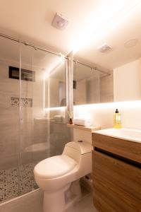 a bathroom with a toilet and a shower and a sink at Casa Mishka Hotel Boutique Habitación #105 Nuevo Cartagena in Cartagena de Indias