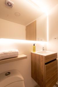 a bathroom with a toilet and a sink at Casa Mishka Hotel Boutique Habitación #105 Nuevo Cartagena in Cartagena de Indias