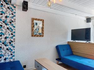Televízia a/alebo spoločenská miestnosť v ubytovaní Escapade marine a carnac Maison 4 personnes toute équipée, au calme entre plage et ville