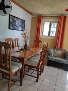 Зона вітальні в Gables Vacation Rentals with Private Gated Parking Onsite