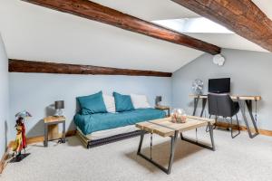 TV a/nebo společenská místnost v ubytování Maison Dix Chambres d'hôtes et Espace SPA Bien être