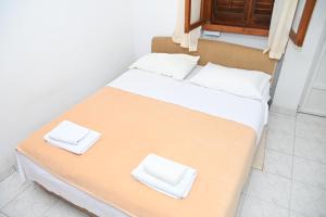 Postel nebo postele na pokoji v ubytování APARTMENTS ANDREA