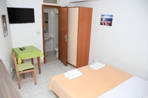 TV a/nebo společenská místnost v ubytování APARTMENTS ANDREA