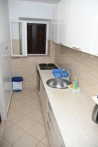 Kuchyň nebo kuchyňský kout v ubytování APARTMENTS ANDREA