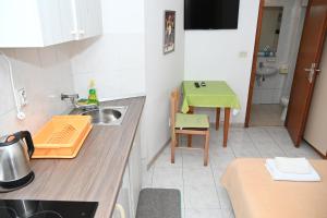 Kuchyň nebo kuchyňský kout v ubytování APARTMENTS ANDREA