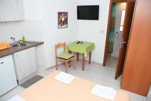 Kuchyň nebo kuchyňský kout v ubytování APARTMENTS ANDREA