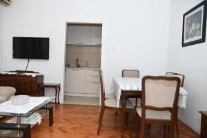 TV a/nebo společenská místnost v ubytování APARTMENTS ANDREA