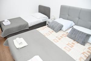 Postel nebo postele na pokoji v ubytování APARTMENTS ANDREA