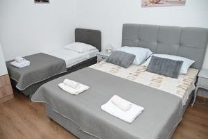 Postel nebo postele na pokoji v ubytování APARTMENTS ANDREA