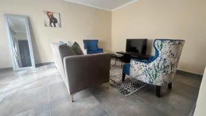 Una televisión o centro de entretenimiento en Stylish Self Catering Unit in Maseru CBD