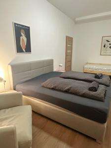 Una cama o camas en una habitación de 2Schlafenzimmer 5Betten Montuerwhonung