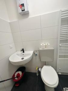 Kylpyhuone majoituspaikassa 2Schlafenzimmer 5Betten Montuerwhonung