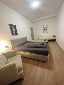 Una cama o camas en una habitación de 2Schlafenzimmer 5Betten Montuerwhonung