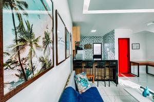a living room with a blue couch and a red door at Casa Amar Cumbuco in Cumbuco