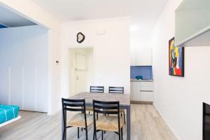a kitchen and dining room with a table and chairs at Modern Studio della Valle x2 in Padova