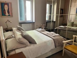 - une chambre avec un grand lit blanc et un miroir dans l'établissement La casa dei ricordi, à Salerne