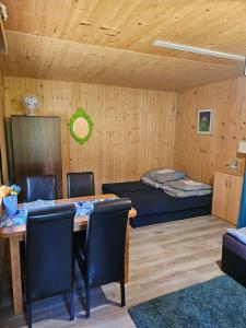 Postel nebo postele na pokoji v ubytování Domki Drewniana Kraina + 10 fotografií
