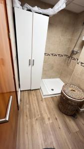 La salle de bains est pourvue d'une douche, de toilettes et d'une porte. dans l'établissement Que vistas, à Grenade