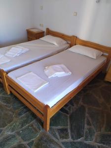 two twin beds in a room withthritisthritislictslicts at Oasis Studios Skala Kallonis in Skala Kallonis +43 photos