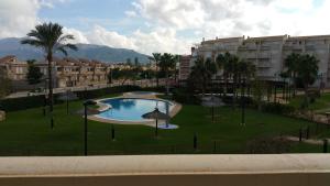 vistas a un parque con piscina y edificios en Playa Sol Mediterranea, en Denia