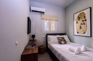 um quarto com uma cama e uma mesa em Open Beyond em Heraklion