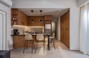 uma cozinha com mesa e cadeiras em uma sala em Open Beyond em Heraklion