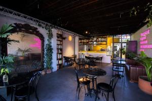 un restaurante con mesas y sillas y un bar en Cosmopolitano Hotel Boutique en Santa Cruz de la Sierra