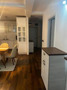 eine Küche und ein Esszimmer mit einem Tisch, einem Tisch und Stühlen in der Unterkunft The Luxe Loft in Kavadarci + 1 Foto