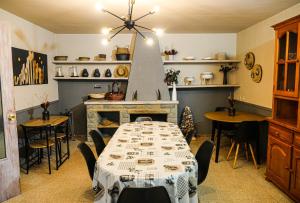 Restaurant o un lloc per menjar a L'Amagatall de Talarn, casa per a compartir