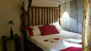 Un pat sau paturi într-o cameră la Surjios Guest House