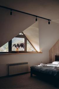 - une chambre avec un lit et une grande fenêtre dans l'établissement M.A.K.home, à Vyshka