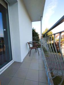 ein Balkon mit einer Bank auf einem Gebäude in der Unterkunft Dom Gościnny Maja - Pokoje in Mrzeżyno