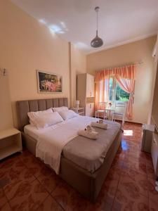 1 dormitorio con 1 cama grande y 2 toallas. en Hotel Gega en Durrës