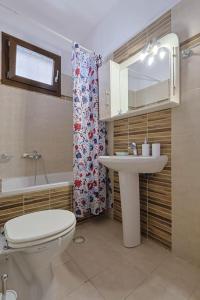 Koupelna v ubytování Zeusplace Leptokarya Seaside Apartment + 24 fotografií
