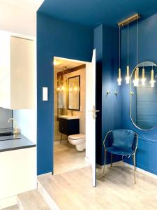 ダルウフコにあるSunset Apartments Kropla Baltykuの青い壁のバスルーム(トイレ付)