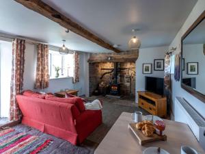sala de estar con sofá rojo y chimenea en 1 Bed in Knighton 51897, en Beguildy