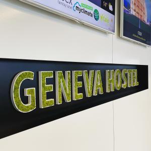 una señal de una casa verde en una pared en Geneva Hostel en Ginebra