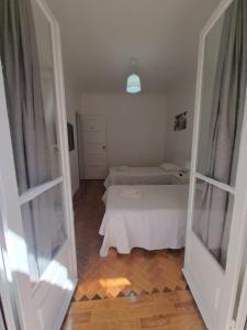 a small bedroom with two beds and a window at Boa Noite Casa de Hospedes in Lisbon