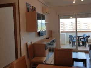 Una cocina y un comedor con mesa y sillas. en Holiday TorremarMED020, en El Borseral