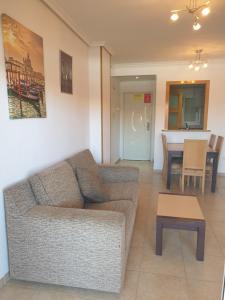 una sala de estar con un sofá y una mesa en Holiday TorremarMED020, en El Borseral