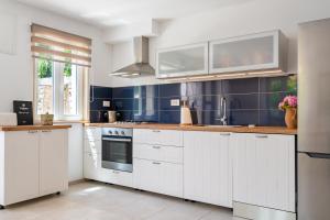 Cucina o angolo cottura di Heritage Island Escape - Casa Bola- Boutique Retreat
