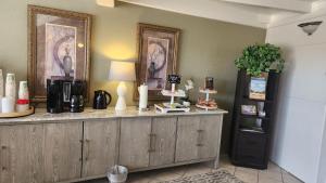 um quarto com um balcão e comodidades para preparar café em The View Motel em Cottonwood