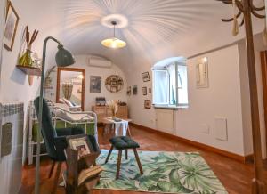 sala de estar con cama y silla en De Natura Partenope - Boutique Home, en Nápoles