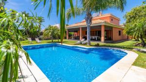 Bazén v ubytovaní Villa Italia Conil de la Frontera by Ruralidays alebo v jeho blízkosti